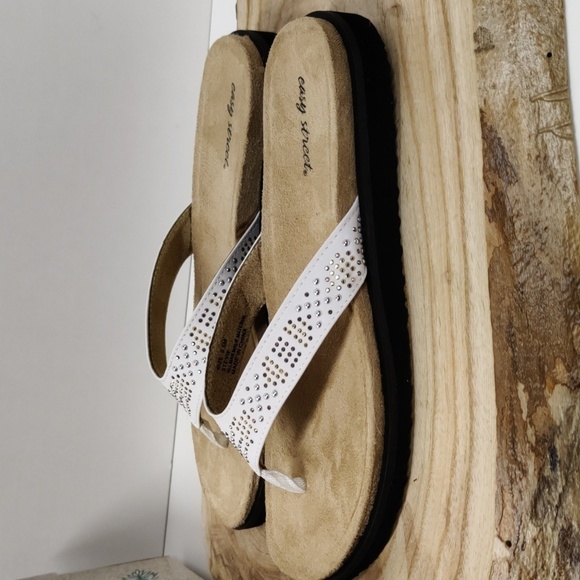 Easy Street Stevie Sandals, White w/Metallic Nailheads Size 9.5 - Picture 4 of 10